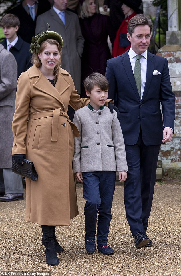Princesa Beatrice e marido Edo Mapelli Mozzi com seu filho Christopher Woolf no culto da manhã de Natal na Igreja de Santa Maria Madalena em dezembro de 2024