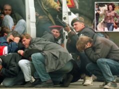 Caçadores distorcidos de ‘safari humano’ competiram para matar as mulheres mais bonitas durante o cerco de Sarajevo, afirma o livro Um soldado das forças especiais da Bósnia responde ao fogo de atiradores sérvios enquanto civis se agacham atrás dele e de uma van branca.