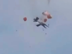 Caças colidem no ar em show da Força Aérea dos EUA Caças colidem no ar em show da Força Aérea dos EUA
