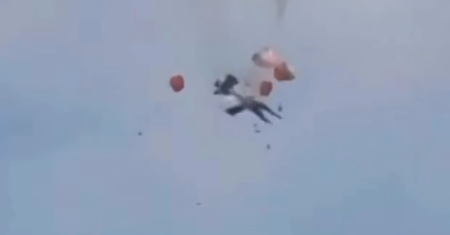 Caças colidem no ar em show da Força Aérea dos EUA
