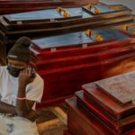 Christian Djakisa, 18 anos, vende caixões na sua loja em Bunia, na República Democrática do Congo.