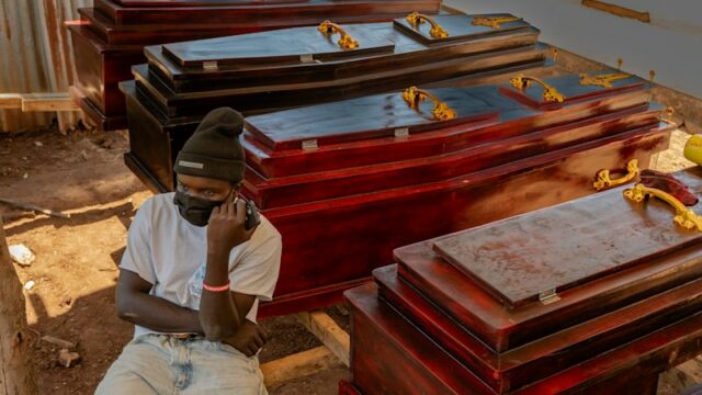 Christian Djakisa, 18 anos, vende caixões na sua loja em Bunia, na República Democrática do Congo.