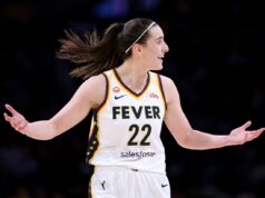 Caitlin Clark responde a falta técnica em Win Over Sparks LOS ANGELES, CALIFORNIA - MAY 13: Caitlin Clark #22 of the Indiana Fever argues for a foul during the first half against the Los Angeles Sparks at Crypto.com Arena on May 13, 2026 in Los Angeles, California. (Photo by Harry How/Getty Images)