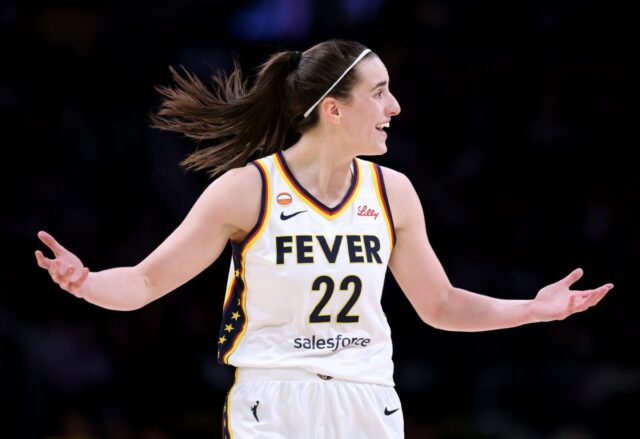 Caitlin Clark responde a falta técnica em Win Over Sparks LOS ANGELES, CALIFORNIA - MAY 13: Caitlin Clark #22 of the Indiana Fever argues for a foul during the first half against the Los Angeles Sparks at Crypto.com Arena on May 13, 2026 in Los Angeles, California. (Photo by Harry How/Getty Images)