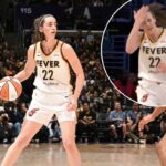 Caitlin Clark, do Indiana Fever, dribla a bola enquanto é defendida por um jogador do Los Angeles Sparks.