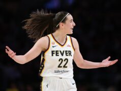 Caitlin Clark revela seu próximo grande objetivo fora do basquete LOS ANGELES, CALIFORNIA - MAY 13: Caitlin Clark #22 of the Indiana Fever reacts during the game against the Los Angeles Sparks at Crypto.com Arena on May 13, 2026 in Los Angeles, California. (Photo by Harry How/Getty Images)