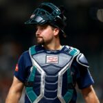 Cal Raleigh em traje de apanhador durante um jogo da MLB.