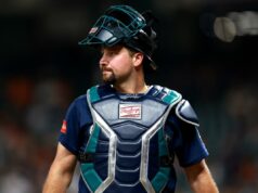 Cal Raleigh vai para IL pela primeira vez enquanto a temporada de pesadelos continua Cal Raleigh em traje de apanhador durante um jogo da MLB.