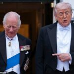 O presidente Donald Trump e o rei Carlos III contam uma piada antes de um jantar de Estado na Sala Leste da Casa Branca em 28 de abril de 2026