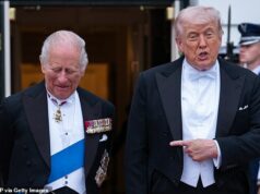 Calor, risos e o que o Rei REALMENTE pensou sobre sua visita de ‘alto risco’ a Washington: REBECCA ENGLISH O presidente Donald Trump e o rei Carlos III contam uma piada antes de um jantar de Estado na Sala Leste da Casa Branca em 28 de abril de 2026