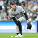Cam Schlittler segura sua panturrilha esquerda depois de ser atingido por um retorno de 108,5 mph no primeiro turno da derrota dos Yankees por 4-3 e 10 entradas para os Brewers em 9 de maio de 2026 em Milwaukee.