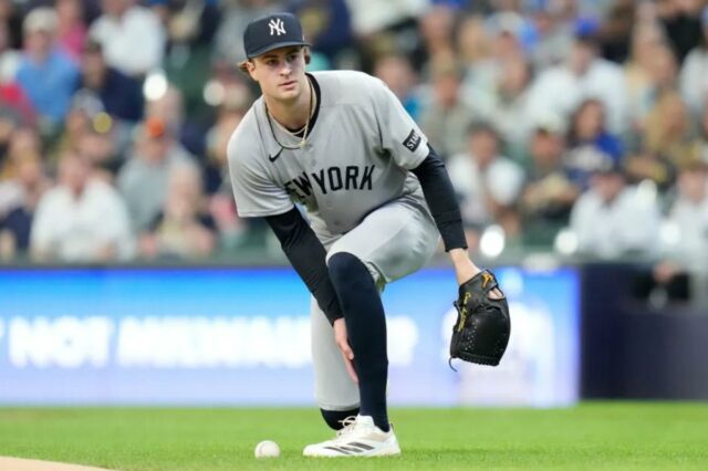Cam Schlittler segura sua panturrilha esquerda depois de ser atingido por um retorno de 108,5 mph no primeiro turno da derrota dos Yankees por 4-3 e 10 entradas para os Brewers em 9 de maio de 2026 em Milwaukee.