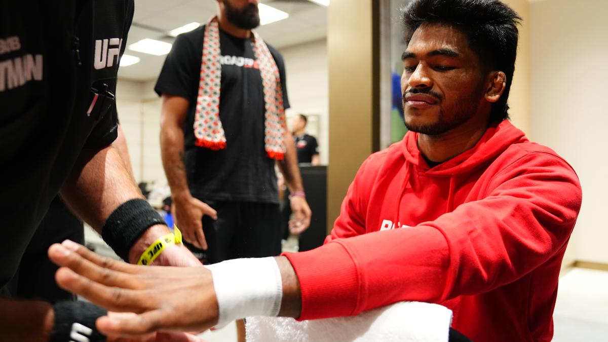 Caminho para o UFC, 5ª temporada: Rabindra Dhant do Nepal a caminho de garantir contrato com o UFC, vence Alintozon