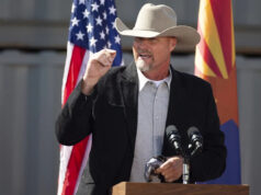 Candidato apoiado por Trump trocou piadas racistas com extremistas, mostra captura de tela Candidato apoiado por Trump trocou piadas racistas com extremistas, mostra captura de tela