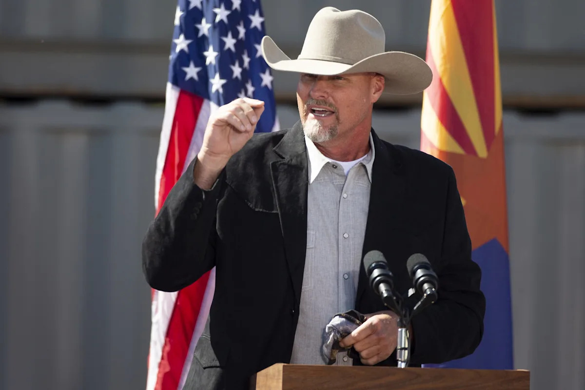 Candidato apoiado por Trump trocou piadas racistas com extremistas, mostra captura de tela