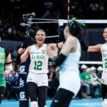 Angel Canino e os La Salle Lady Spikers durante um jogo contra NU Lady Bulldogs nas finais do torneio de vôlei feminino da temporada 88 da UAAP.