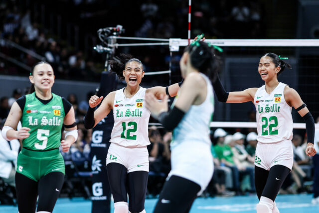 Angel Canino e os La Salle Lady Spikers durante um jogo contra NU Lady Bulldogs nas finais do torneio de vôlei feminino da temporada 88 da UAAP. 