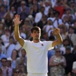 O bicampeão de Wimbledon, Carlos Alcaraz, disse na terça-feira que vai desistir do Grand Slam em quadra de grama no próximo mês por causa de uma lesão persistente no pulso.