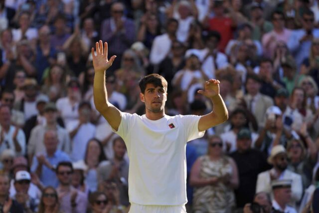 O bicampeão de Wimbledon, Carlos Alcaraz, disse na terça-feira que vai desistir do Grand Slam em quadra de grama no próximo mês por causa de uma lesão persistente no pulso.