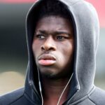 Carlos Baleba dá uma possível dica de transferência com uma postagem enigmática que faz os fãs do Man Utd responderem da mesma maneira