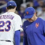 Carlos Mendoza tira David Peterson do jogo na sexta entrada da derrota do Mets para os Reds em 26 de maio de 2026 no Citi Field.
