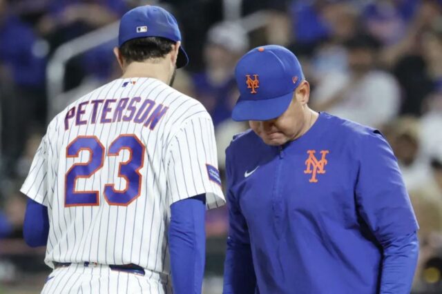 Carlos Mendoza tira David Peterson do jogo na sexta entrada da derrota do Mets para os Reds em 26 de maio de 2026 no Citi Field.