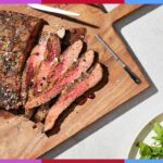 Termômetro de carne Chef iQ Sense com duas sondas e um smartphone exibindo seu aplicativo.