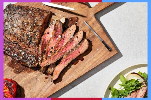 'Carnes perfeitamente cozidas sempre' - os usuários dizem que este Termômetro de carne Chef iQ Sense com duas sondas e um smartphone exibindo seu aplicativo.