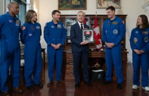 Carney diz aos astronautas do Artemis II que sua missão ao redor da Lua inspirou um país Ícone de conversão de texto em fala