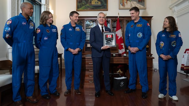 Carney diz aos astronautas do Artemis II que sua missão Ícone de conversão de texto em fala