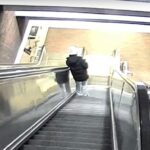 Steven McCluskey perdeu o equilíbrio ao pé de uma escada rolante em uma estação de metrô de Boston. Mais de uma dúzia de pessoas passaram por ele enquanto ele estava morrendo