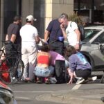 Carro entra em zona de pedestres matando 2 pessoas enquanto a polícia detém o motorista e investiga o motivo