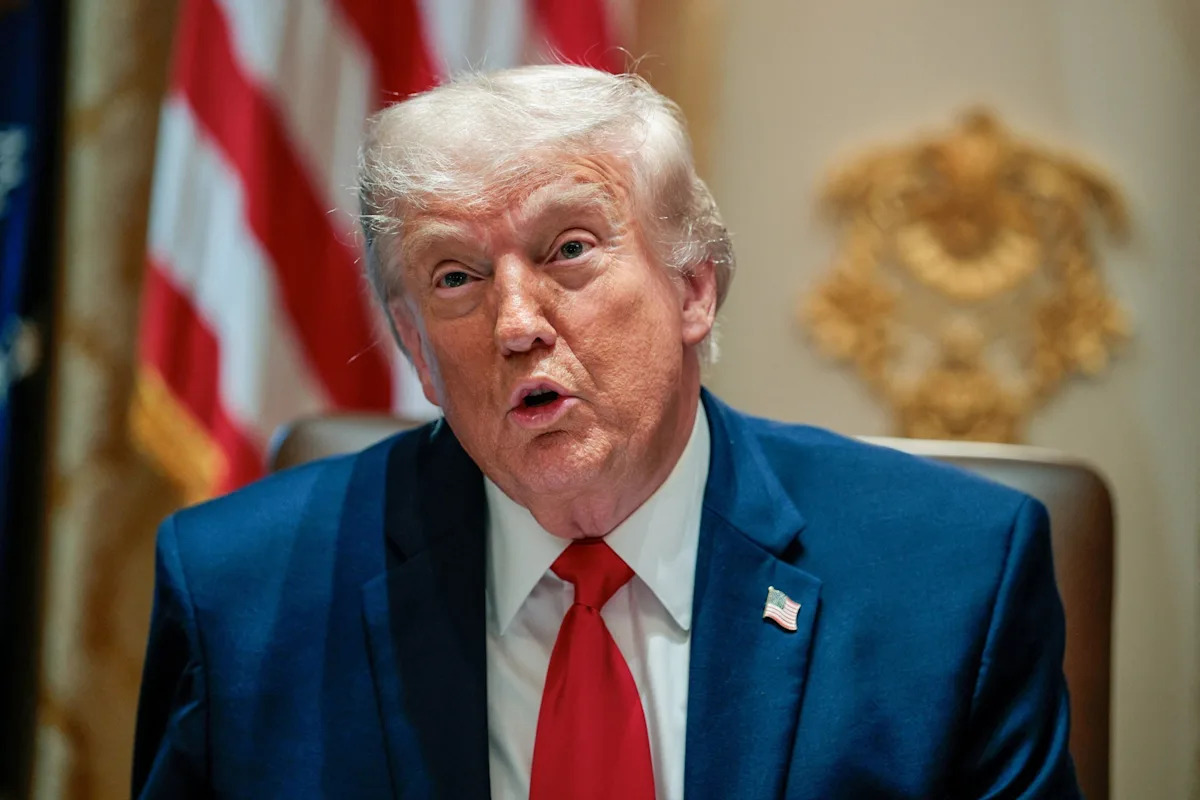 Evan Vucci/Reuters - FOTO: O presidente Donald Trump fala durante uma reunião de gabinete na Sala do Gabinete da Casa Branca, em Washington, em 27 de maio de 2026.