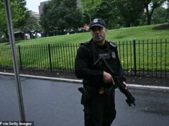 Casa Branca fechada e repórteres forçados a procurar cobertura enquanto o tiroteio irrompe Um agente armado do Serviço Secreto reage na Casa Branca em Washington, DC, depois que tiros foram aparentemente ouvidos na noite de sábado