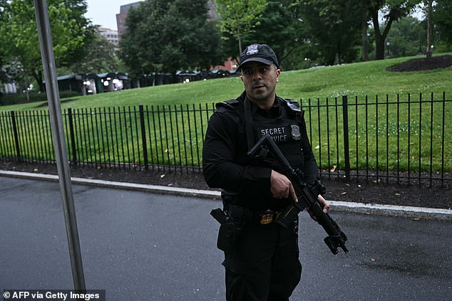 Casa Branca fechada e repórteres forçados a procurar cobertura enquanto Um agente armado do Serviço Secreto reage na Casa Branca em Washington, DC, depois que tiros foram aparentemente ouvidos na noite de sábado
