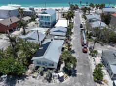 Casa na Flórida elevada 24 pés no ar para evitar inundações A home being elevated in Treasure Island, Florida in May 2025.