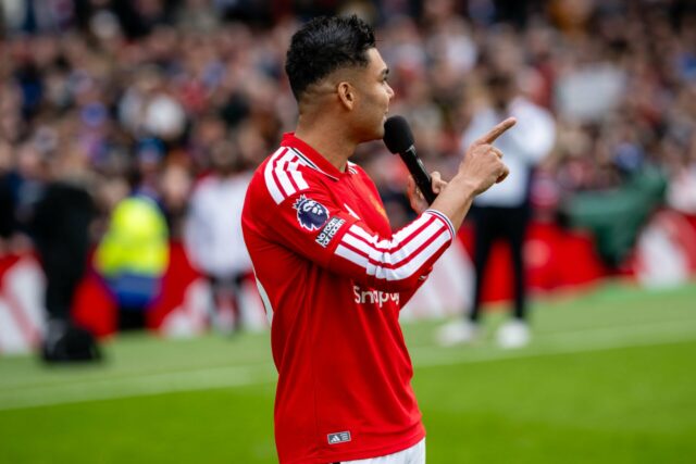 Casemiro manda mensagem de despedida aos torcedores do Man United após última apresentação em Old Trafford
