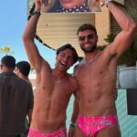 Casey O'Gorman (L) da Love Island comprou sungas minúsculas para o noivo Tom Clare (R) com o FACE de sua noiva Molly Smith para uma despedida de solteiro em Las Vegas