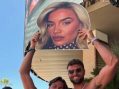Casey O’Gorman, da Love Island, compra sungas minúsculas para o noivo Tom Clare com o FACE de sua noiva Molly Smith para uma despedida de solteiro em Las Vegas Casey O'Gorman (L) da Love Island comprou sungas minúsculas para o noivo Tom Clare (R) com o FACE de sua noiva Molly Smith para uma despedida de solteiro em Las Vegas