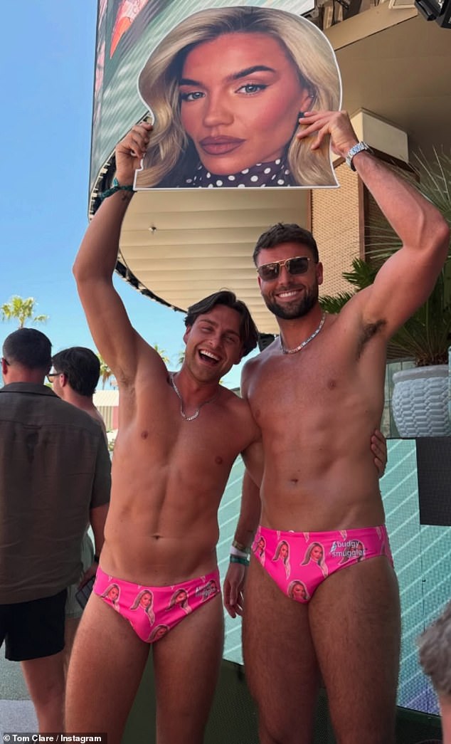 Casey O'Gorman, da Love Island, compra sungas minúsculas para o Casey O'Gorman (L) da Love Island comprou sungas minúsculas para o noivo Tom Clare (R) com o FACE de sua noiva Molly Smith para uma despedida de solteiro em Las Vegas