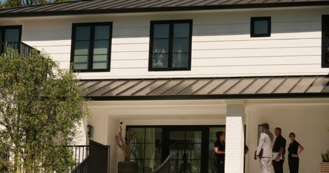 Caso de tiroteio na casa de Rihanna obscurecido por preocupações Caso de tiroteio na casa de Rihanna obscurecido por preocupações sobre a saúde mental da mulher acusada