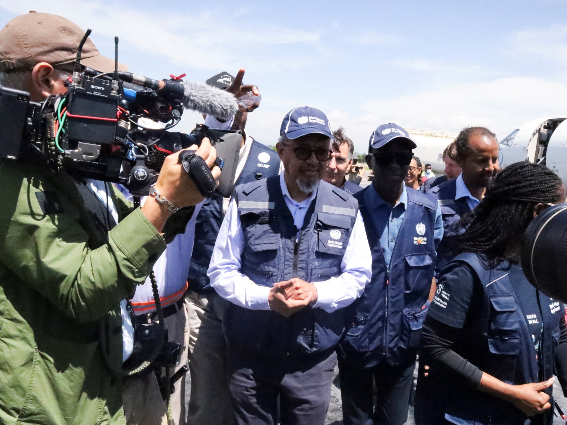 Casos confirmados de Ebola quase dobram em dias enquanto chefe da OMS visita a República Democrática do Congo