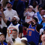 Torcedores do New York Knicks no jogo 3 dos playoffs da NBA da Filadélfia contra 76ers