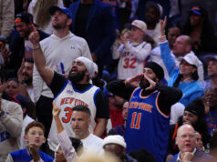 Celebridades e fãs não famosos dos Knicks aproveitam as vitórias do jogo 3 na Filadélfia Torcedores do New York Knicks no jogo 3 dos playoffs da NBA da Filadélfia contra 76ers