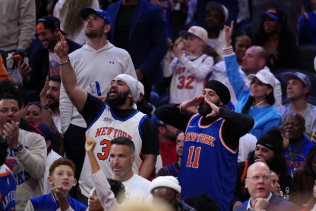 Torcedores do New York Knicks no jogo 3 dos playoffs da NBA da Filadélfia contra 76ers