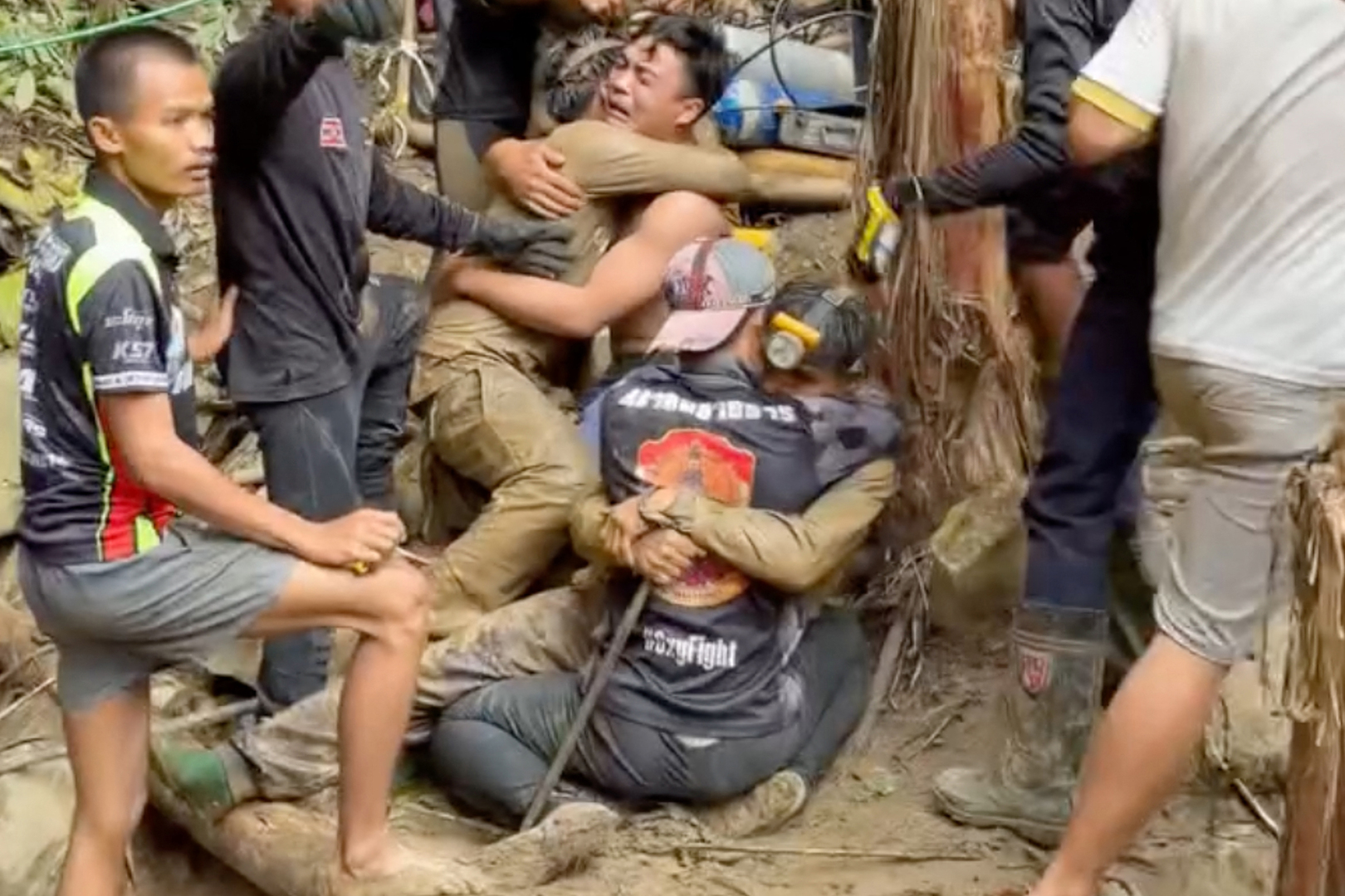 Cenas emocionantes à medida que mais sobreviventes são retirados da caverna inundada no Laos