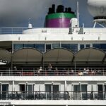 Centenas de britânicos estão detidos em um navio de cruzeiro francês depois que um passageiro morreu e dezenas de outros apresentam sintomas de suspeita de norovírus