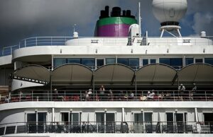 Centenas de britânicos são detidos em um navio de cruzeiro na França depois que um passageiro do Reino Unido morre e dezenas apresentam sintomas de norovírus Centenas de britânicos estão detidos em um navio de cruzeiro francês depois que um passageiro morreu e dezenas de outros apresentam sintomas de suspeita de norovírus