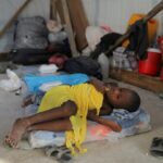 Centenas de deslocados, serviços médicos suspensos em meio à violência de gangues no Haiti