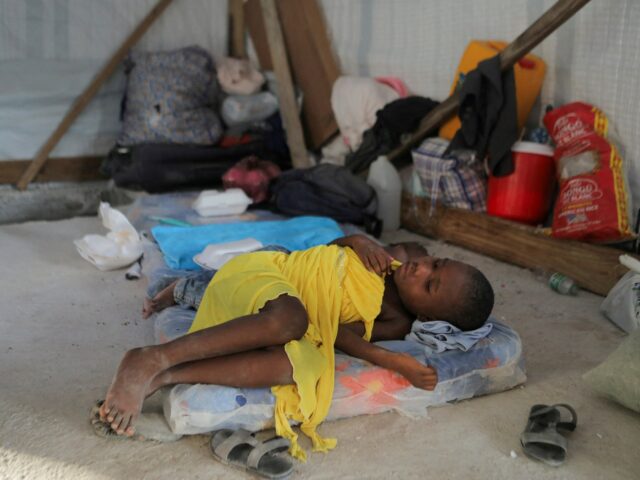 Centenas de deslocados, serviços médicos suspensos em meio à violência de gangues no Haiti
